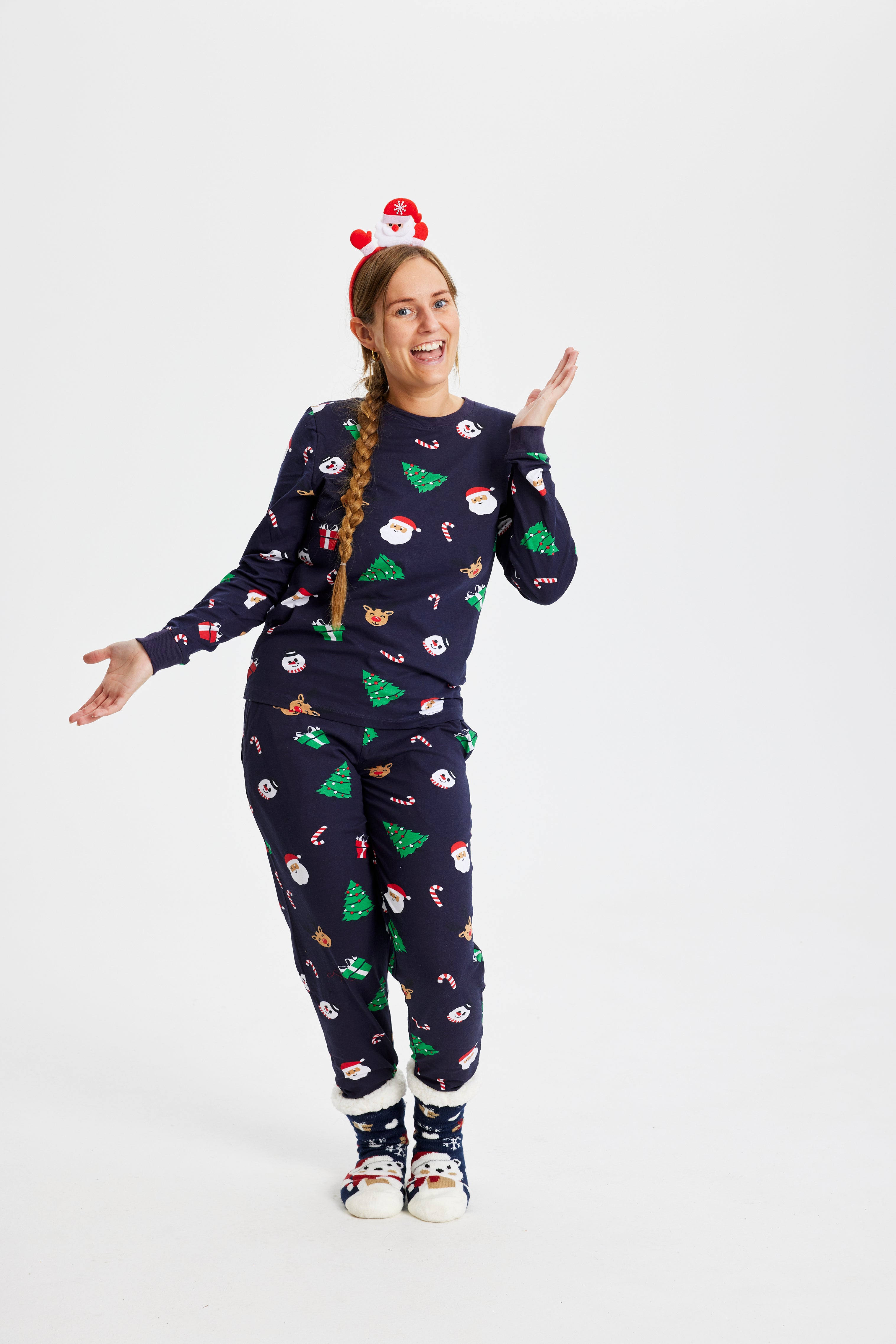 En kvinne iført julepyjamas.